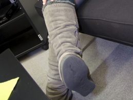 Agnieszkas Schuhe beim Interview. Quelle: Bettina Straub|DRadio Wissen